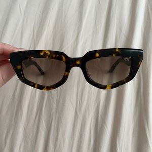 DEZI Sunglasses “On Read” Classic Tortoise